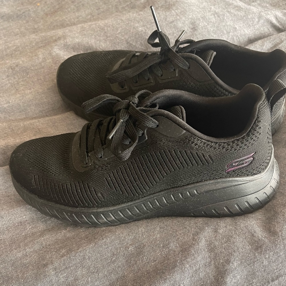 Skecher’s black women’s slip on Sz 6